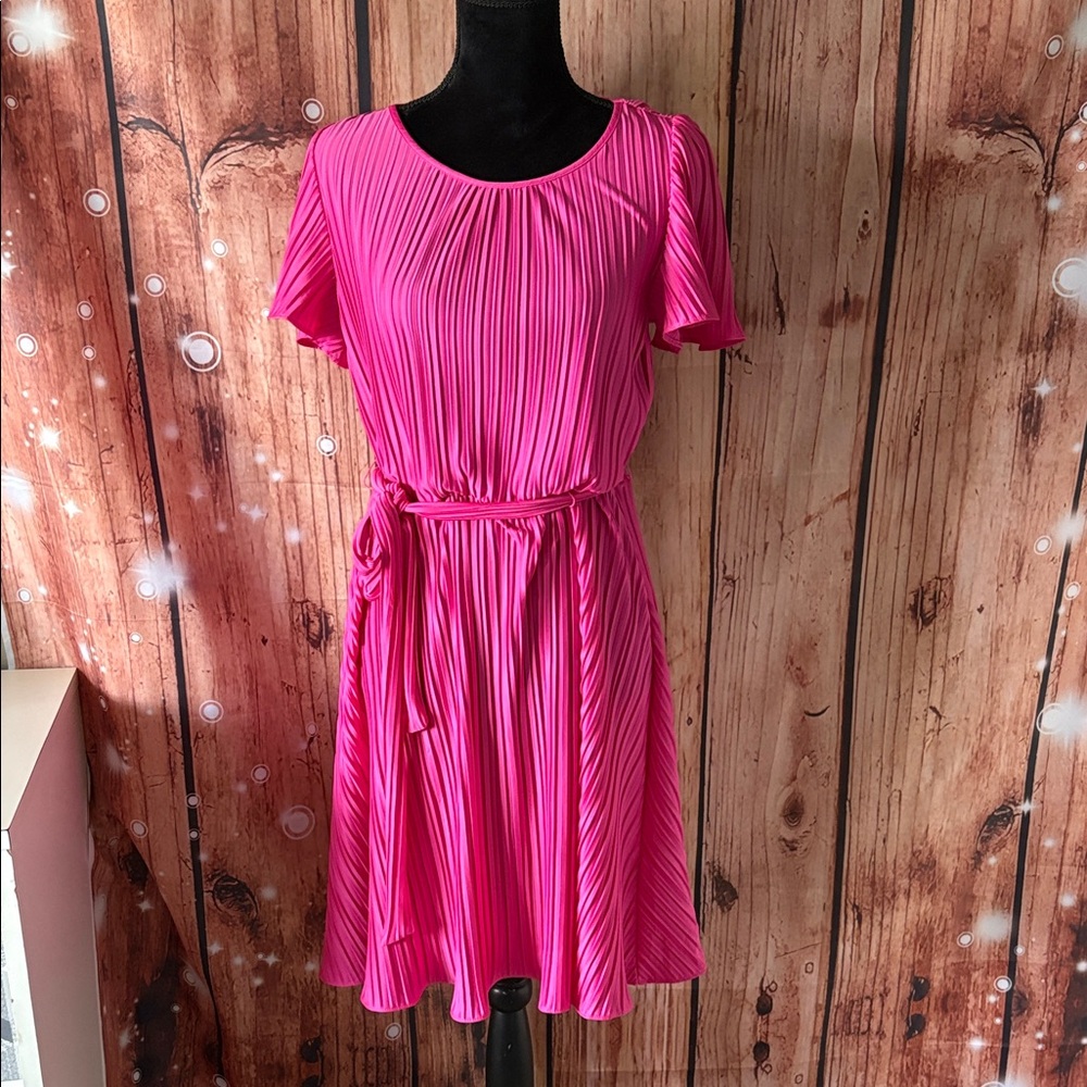 DKNY women’s size 12, Large, pleated short sleeve dress, excellent condition